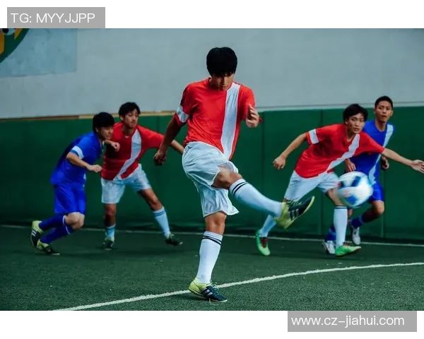 半张脸凝聚足球巨星力量展现绿茵激情与不屈奋斗精神